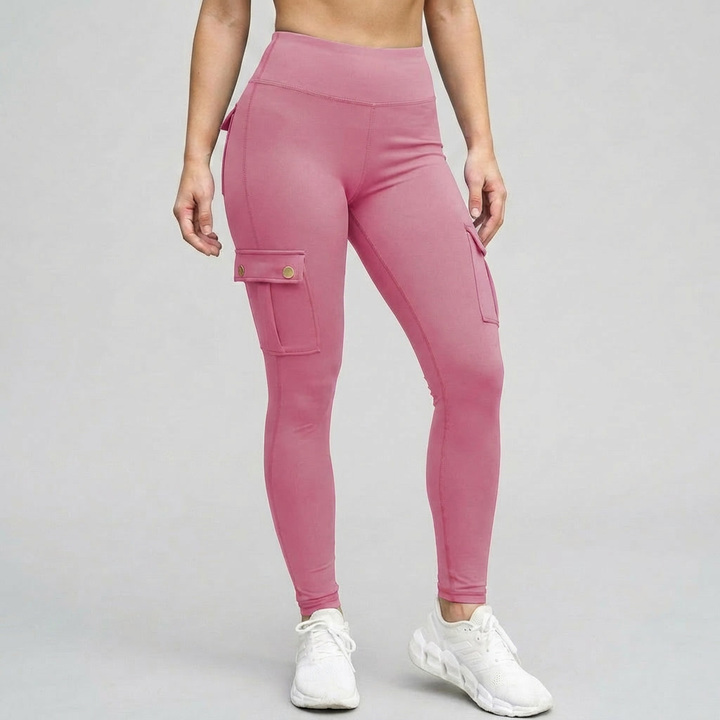 Grå vardagsbyxor dam slim fit visade bakifrån för god passform