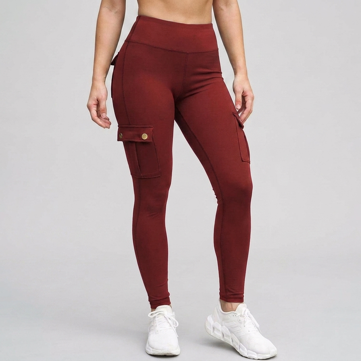 Närbild på tyg och sömmar på eleganta dam byxor med slim fit