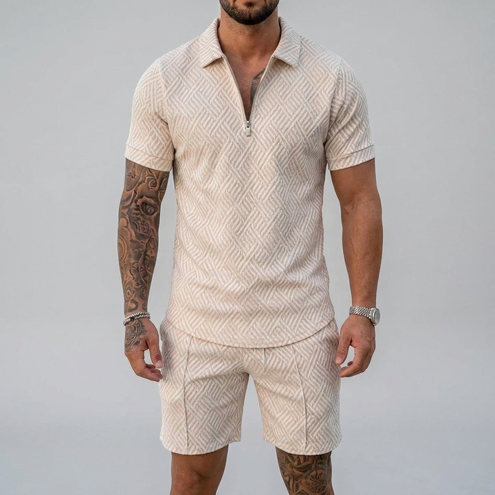 Snyggt sommarsätt med kortärmad polotröja och bekväma shorts för semester