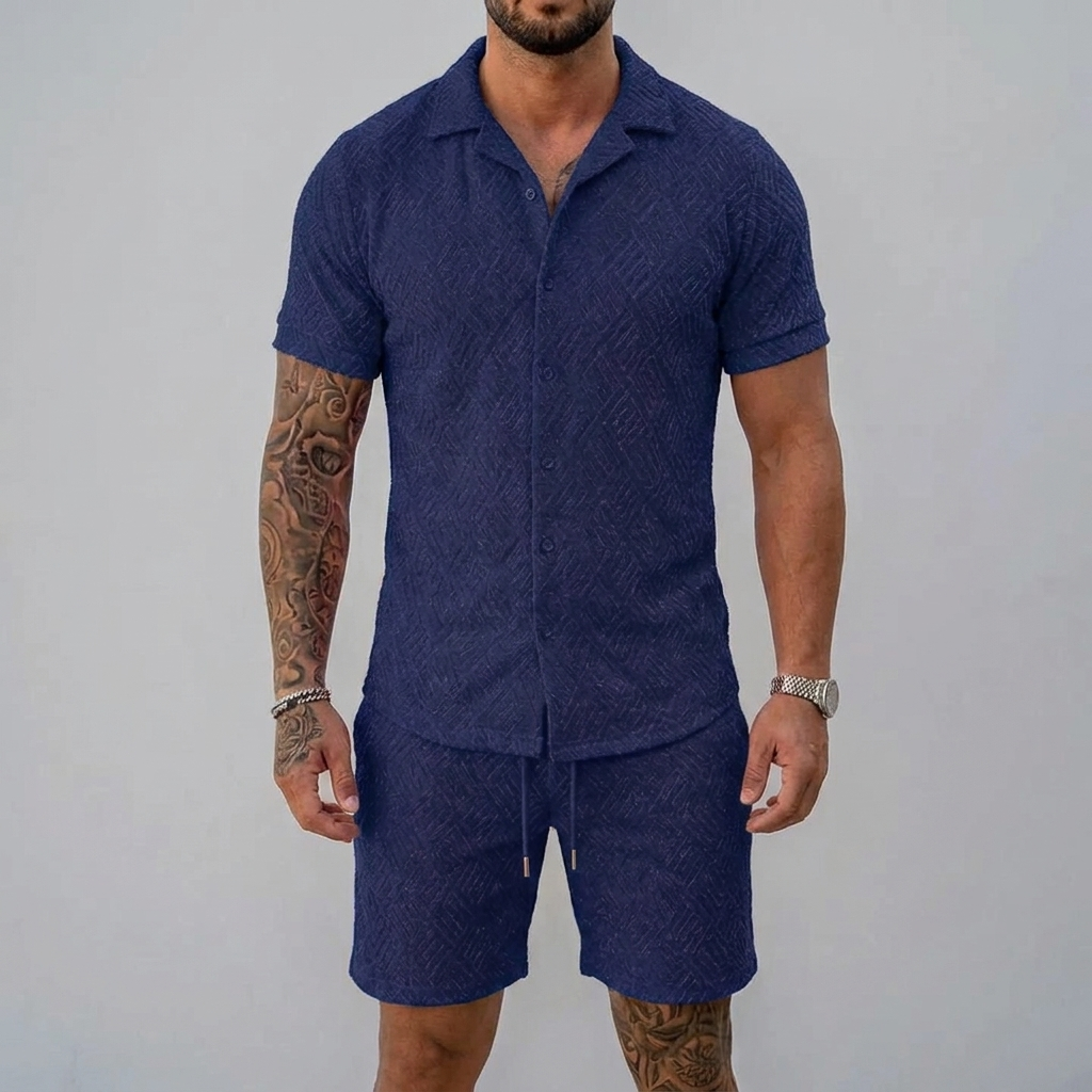 Lätt och luftigt herrmode med stickad polotröja och shorts, perfekt för strandkläder