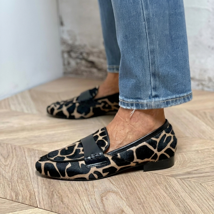 Närbild på mönstrade dam loafers i modell med stabil sula