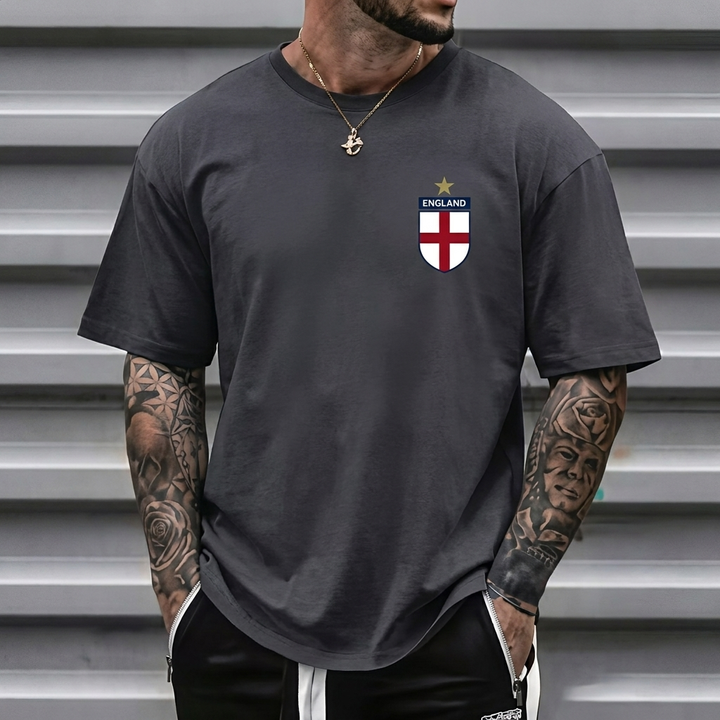 Man i mörkgrå t-shirt med sportig bröstpatch