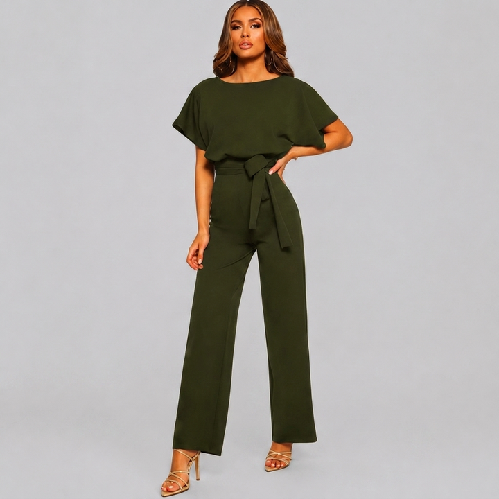 Modell i armégrön kortärmad jumpsuit med eleganta raka byxor