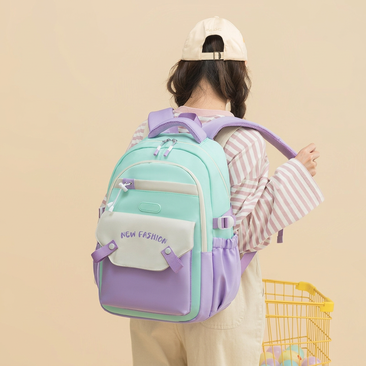 Grön och lila skolryggsäck med trendig design bakifrån