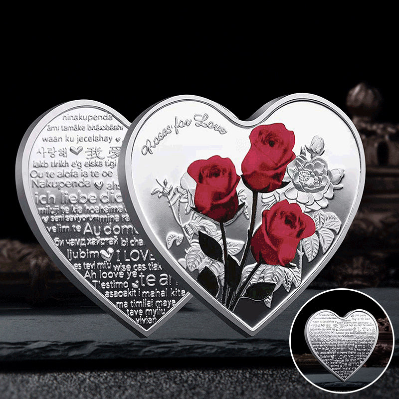Hjärtformat minnesmynt med rosendesign i silver, kärleksbudskap; perfekt romantisk gåva, dekorativt och hållbart.