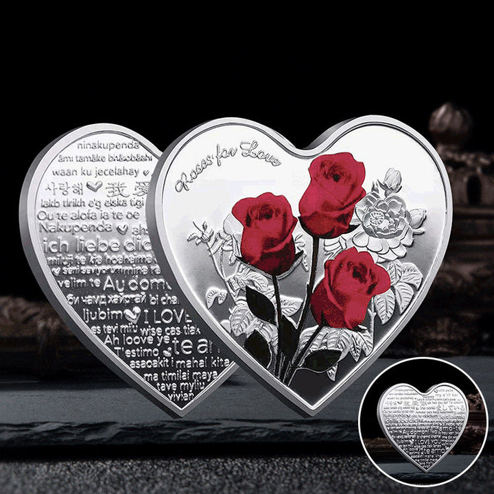 Hjärtformat minnesmynt med rosendesign i silver, kärleksbudskap; perfekt romantisk gåva, dekorativt och hållbart.