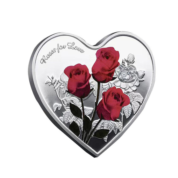Hjärtformat minnesmynt med rosendesign i silver, kärleksbudskap; perfekt romantisk gåva, dekorativt och hållbart.
