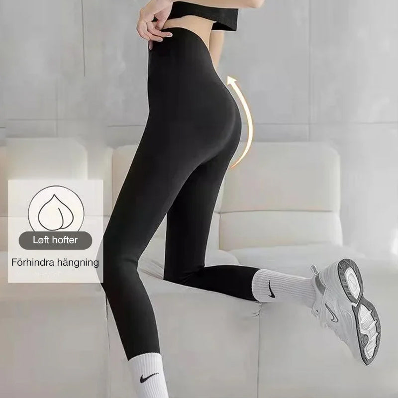 Damleggings som lyfter rumpan och ger en slimmande effekt, i svart. Passformen framhäver dina kurvor.