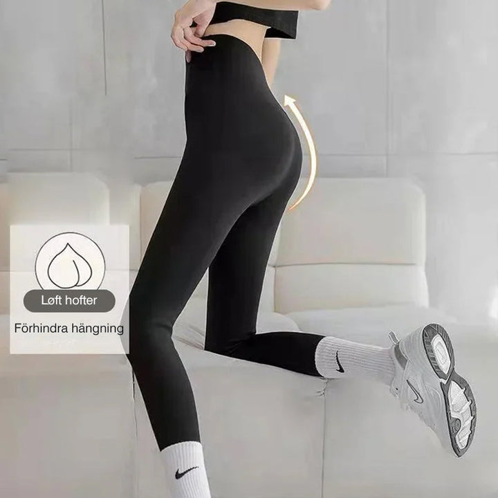 Damleggings som lyfter rumpan och ger en slimmande effekt, i svart. Passformen framhäver dina kurvor.