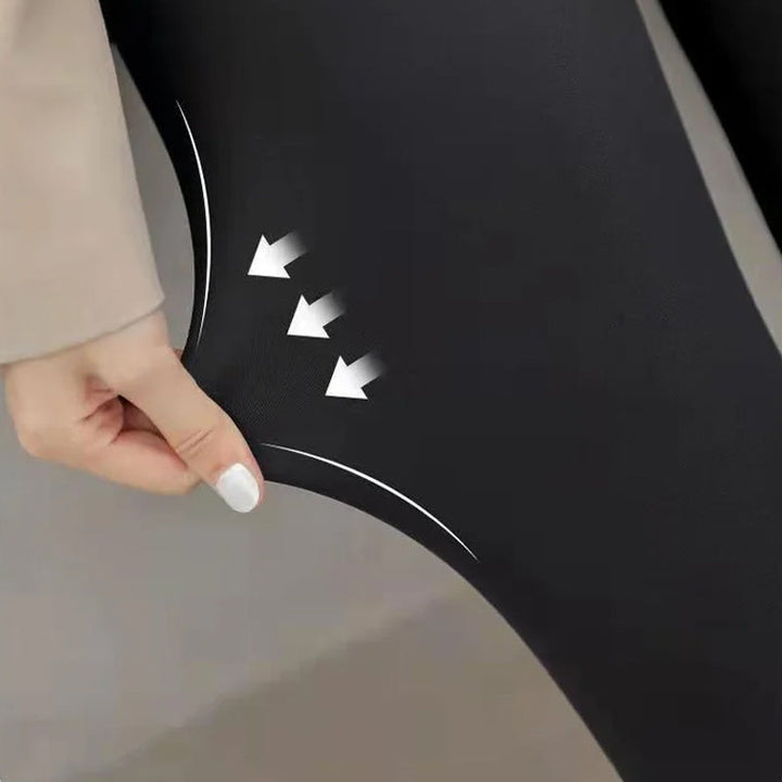 Damleggings som lyfter rumpan och ger en slimmande effekt, i svart. Passformen framhäver dina kurvor.