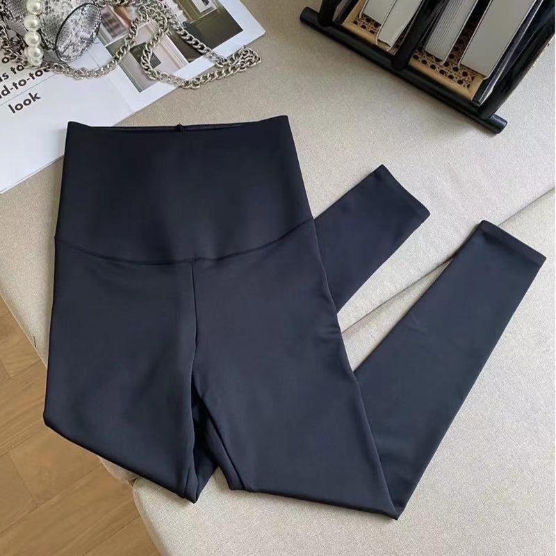 Damleggings som lyfter rumpan och ger en slimmande effekt, i svart. Passformen framhäver dina kurvor.