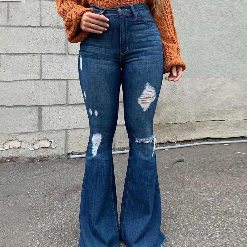 Damjeans med hög midja, utsvängda ben och slitna detaljer, trendig siluett för moderiktig stil och komfort.
