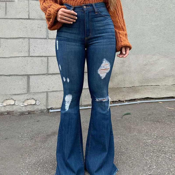 Damjeans med hög midja, utsvängda ben och slitna detaljer, trendig siluett för moderiktig stil och komfort.