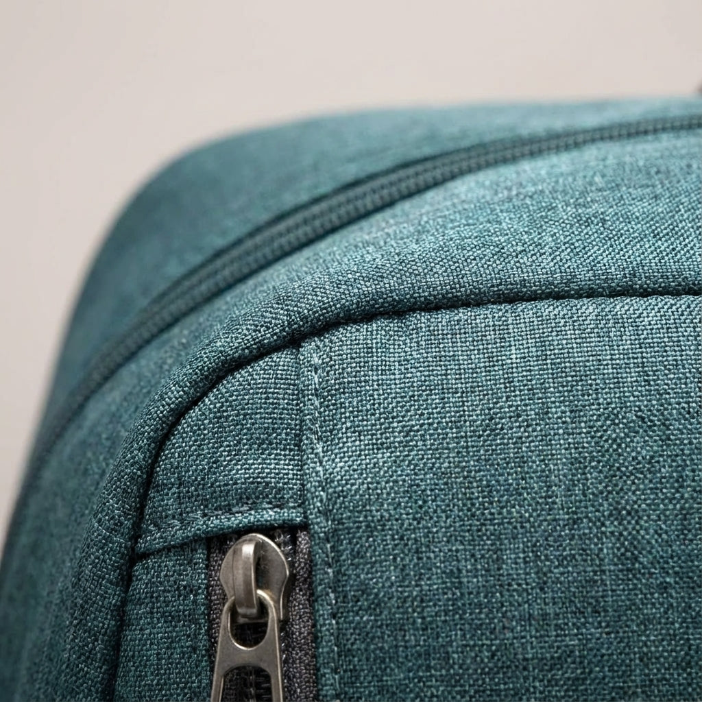 Slitstark, vattentät CarrySwiftly sportbag/weekendväska för alla resor. Rymlig för helgpackning.