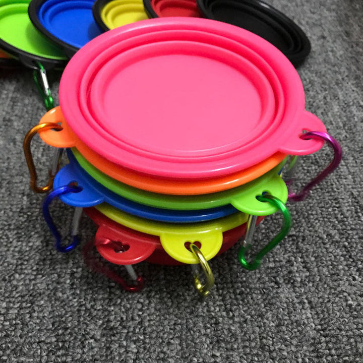 Portabel vattenskål av silikon. Hopfällbar design, perfekt för utomhusaktiviteter med din hund.