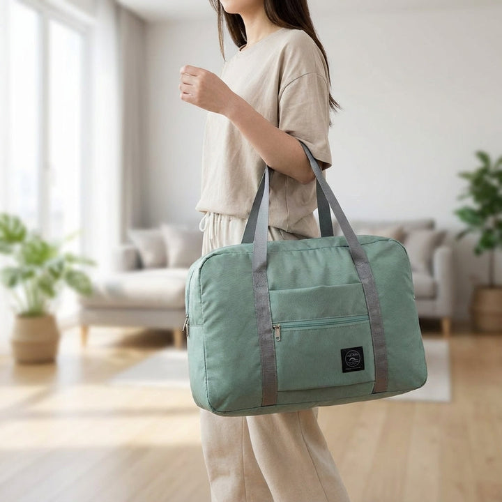 Hopfällbar lättvikts weekendväska för resor, perfekt som flyg handbagage. Rymlig duffelväska med vattentätt material.