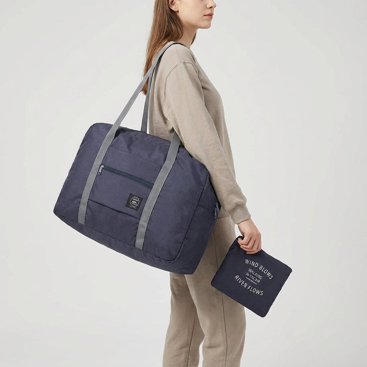 Lättvikts duffelväska, hopfällbar för minimal packning. Optimal som handbagage för flygresor, bekväm att bära.
