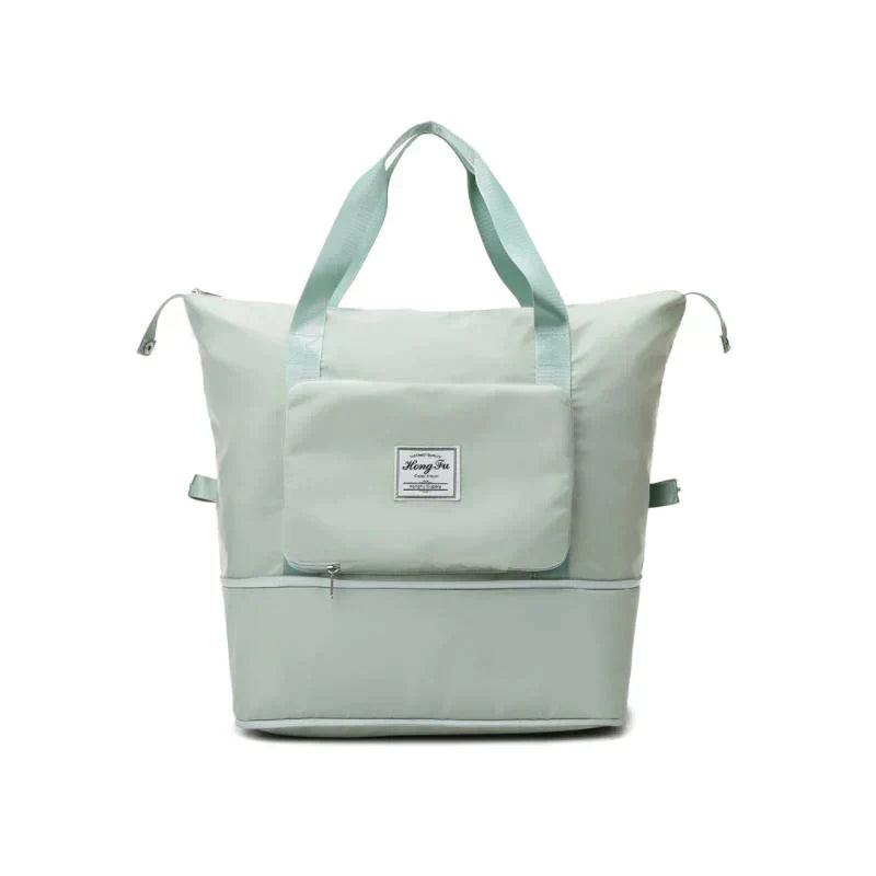 Resväskan bredvid en resenär på flygplatsen. Perfekt som handbagage för kvinnor och män.