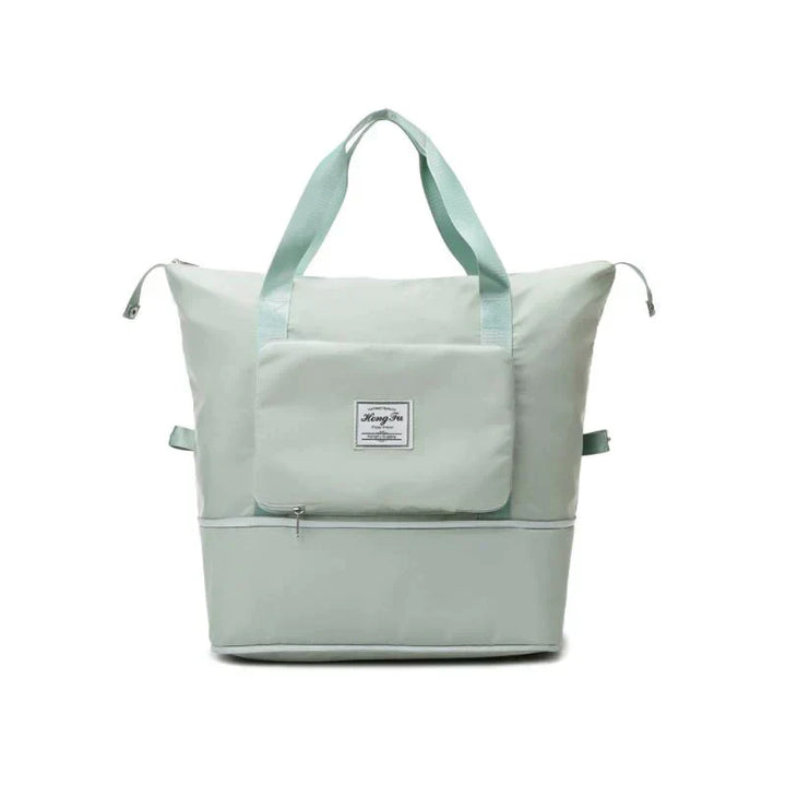 Resväskan bredvid en resenär på flygplatsen. Perfekt som handbagage för kvinnor och män.