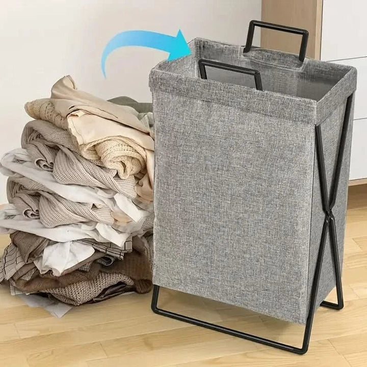 Fuktsäker tvättkorg i tålig polyester, hopfällbar design för enkel organisering av tvätt.