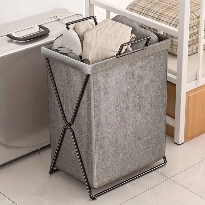 Kompakt, hopfälld tvättkorg som visar platsbesparande design för smidig förvaring när den inte används.