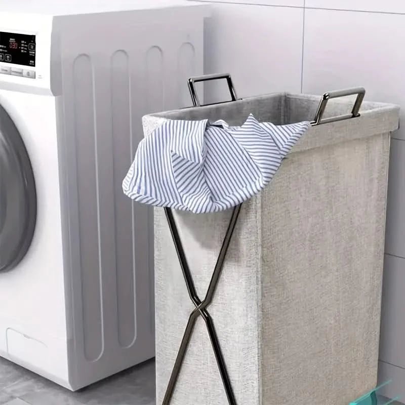 Stilren tvättkorg i polyester, hopfällbar för diskret förvaring som smälter in i modern inredning.