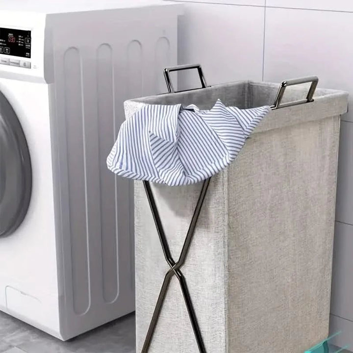 Stilren tvättkorg i polyester, hopfällbar för diskret förvaring som smälter in i modern inredning.