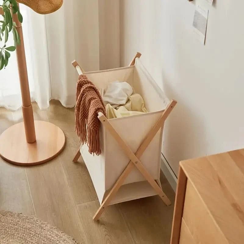 Elegant hopfällbar tvättkorg av massivt trä, designad för platsbesparande tvättförvaring i inredningen.