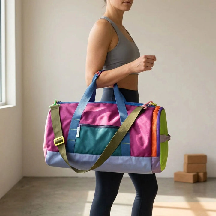 Hopfällbar unisex sportväska i lila/rosa färgblock. Perfekt duffelväska för gym, träning och lättare resor.