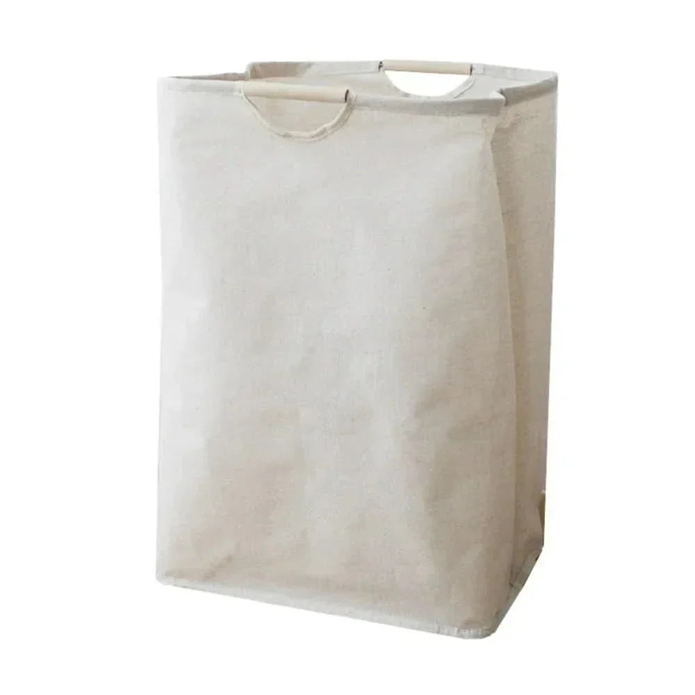 Fristående beige tvättkorg med trähandtag i minimalistisk design