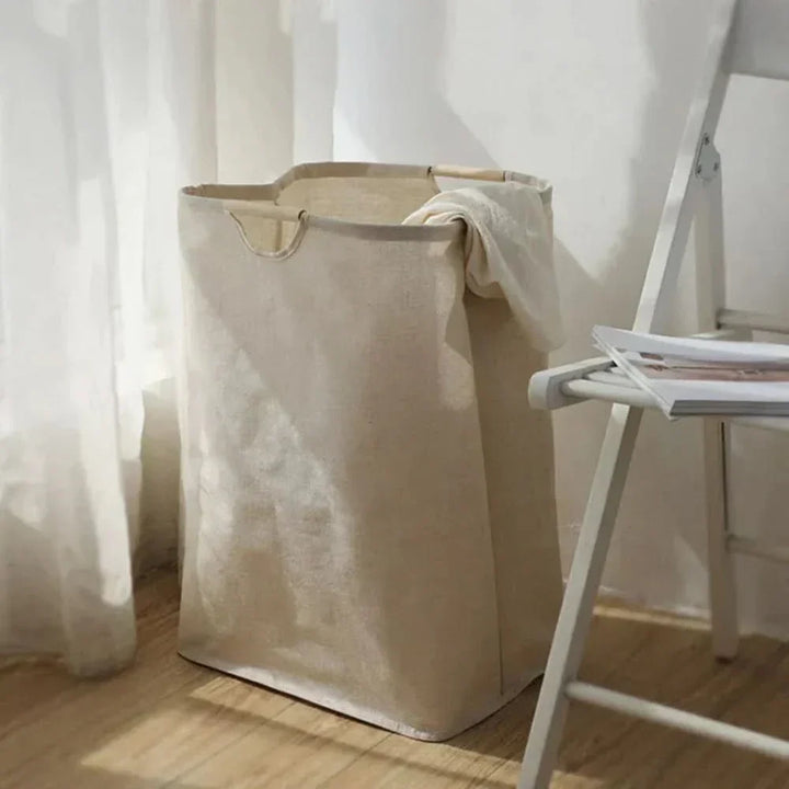 Närbild på hopfällbar förvaringskorg med stilren design för heminredning