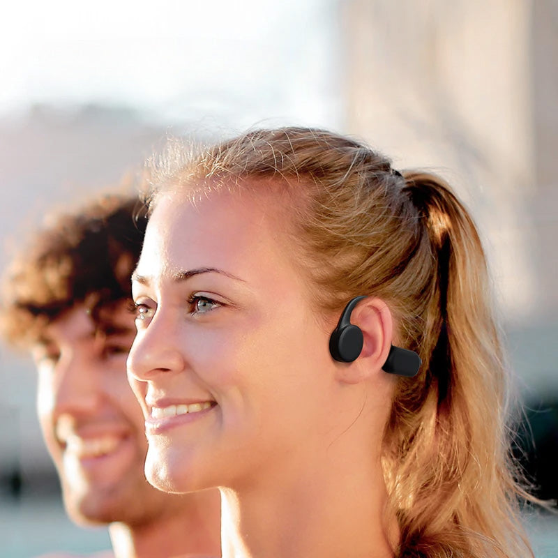 "Hörlurar för benledning, trådlös Bluetooth, öppen-öron design, svart, lätt, IPX5 vattenresistent."