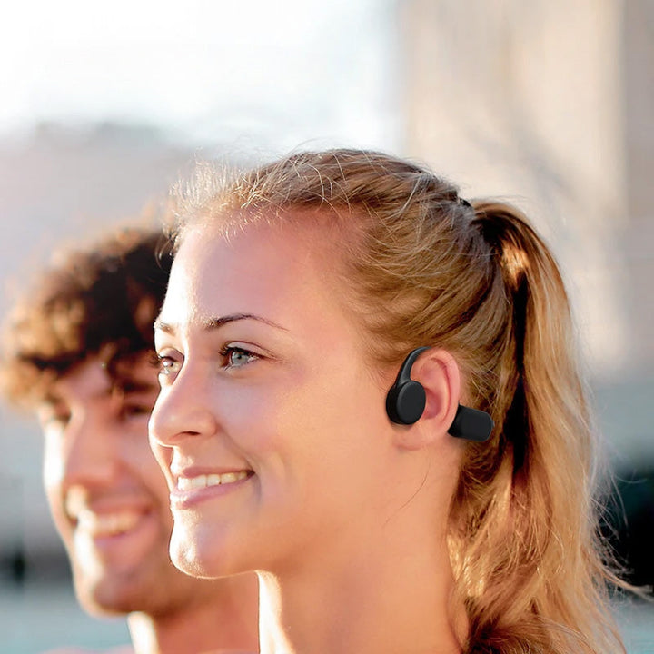 "Hörlurar för benledning, trådlös Bluetooth, öppen-öron design, svart, lätt, IPX5 vattenresistent."