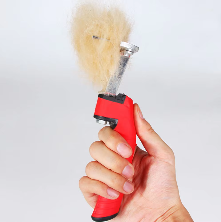 Glänsande päls med fällvårdskammen för hund. Effektiv grooming som tar bort underull skonsamt.