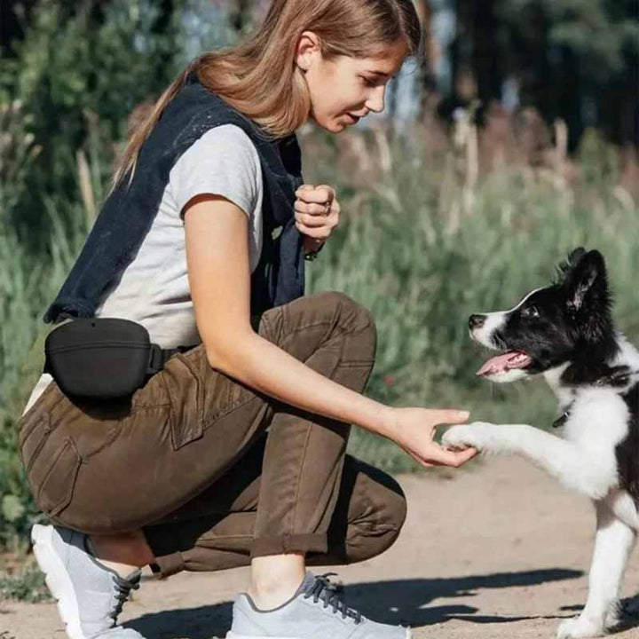 Smidig godisväska i silikon för hundpromenaden. Fäst den enkelt på bältet och ha hundgodiset nära till hands.
