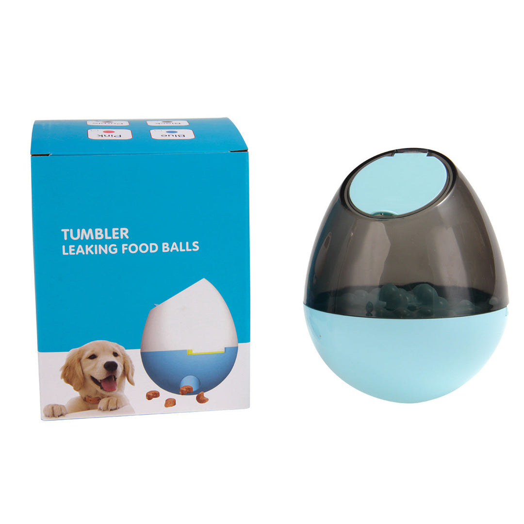 Glad hund leker med aktiveringsboll, får godis. Främjar mental träning & långsammare ätande.