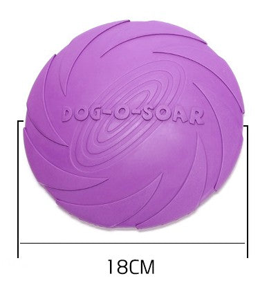 Slitstark flygande disc hundleksak av naturgummi, redo för valplek och aktivering utomhus.