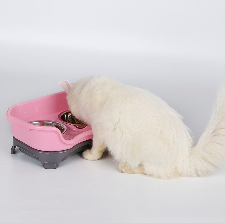 Enkel hundmatstation med spillfri vattenskål, gör utfodring renare och enklare för hundägare.