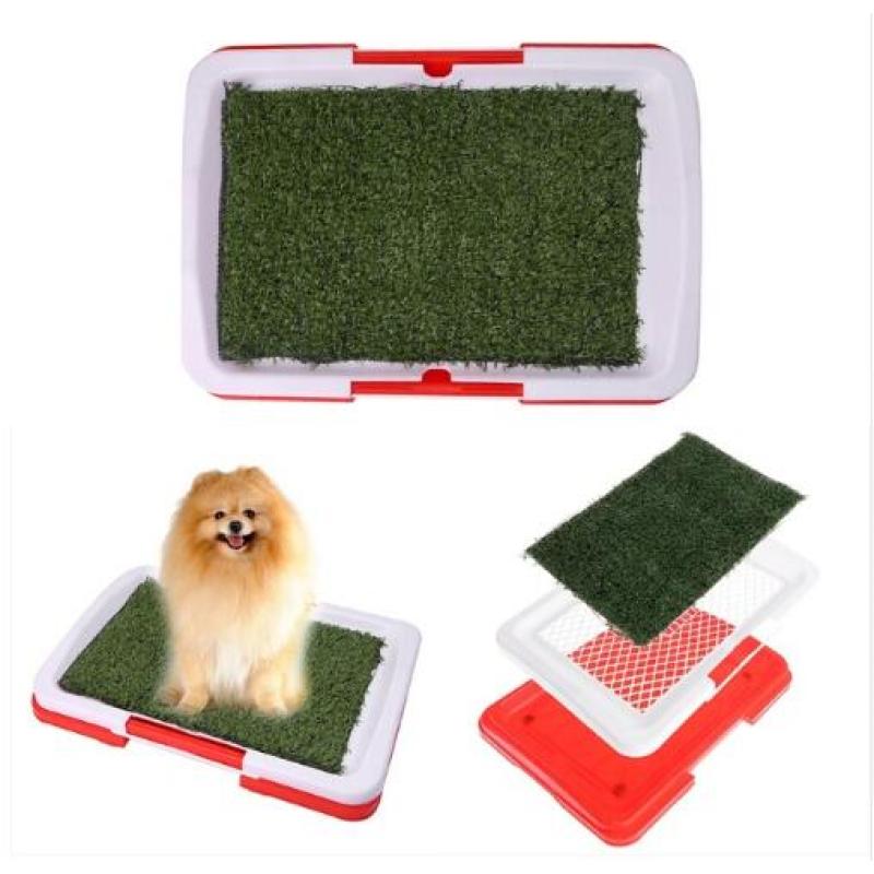 Detaljbild av halkfri hundtoalett med naturtroget konstgräs för bekväm och hygienisk träning.