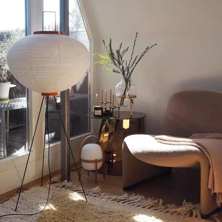 Akari golvlampa som sprider varmt ljus i ett elegant och minimalistiskt vardagsrum