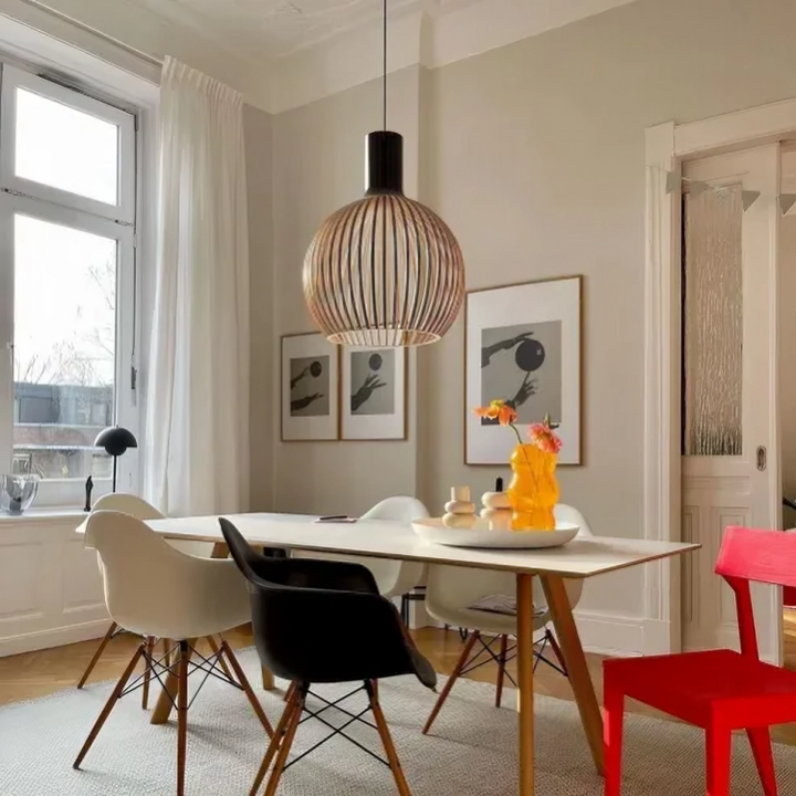 Hänglampa i trädesign som sprider ett varmt och behagligt ljus över matbordet