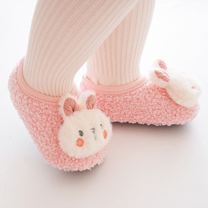 Rosa babysockskor med söt kanindekoration på foten