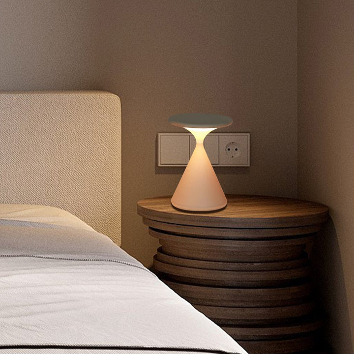 Trådlös LED-bordslampa med timglasdesign för mysig stämningsbelysning i hemmet.