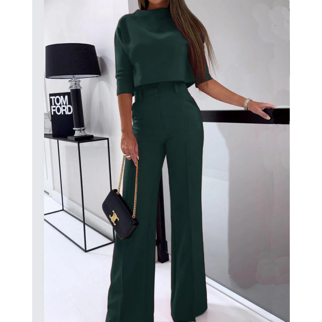 Dam i elegant mörkgrön co-ord set med crop top och vida byxor