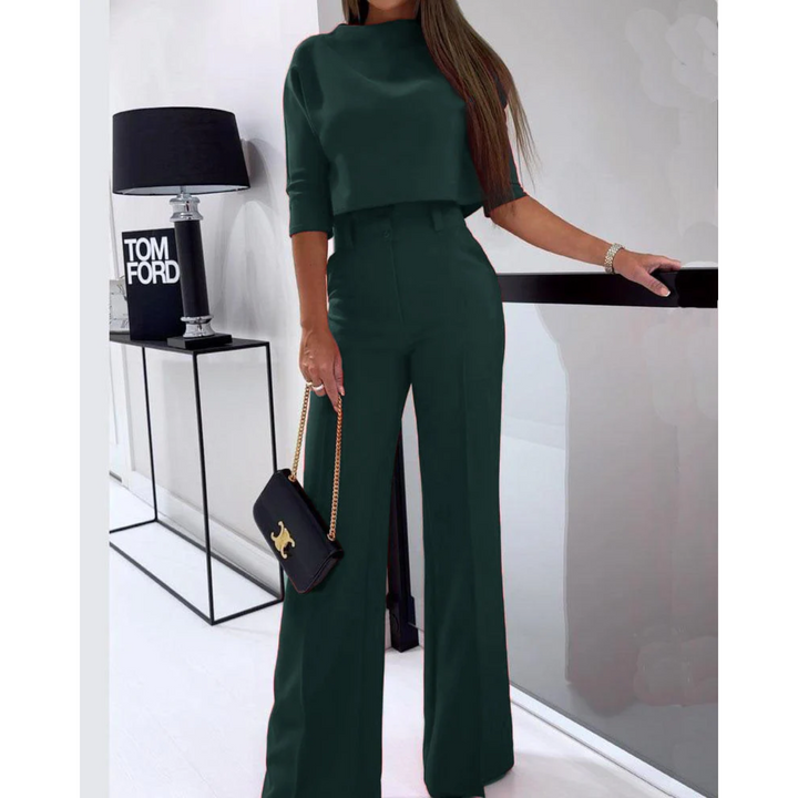 Dam i elegant mörkgrön co-ord set med crop top och vida byxor