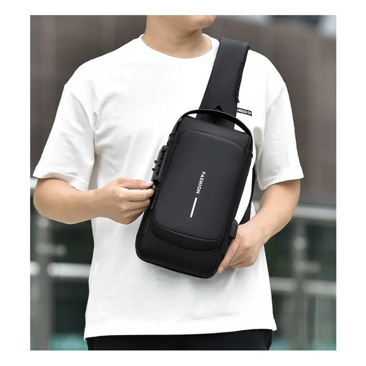 Person som bär den svarta anti-tjuv crossbody ryggsäcken framtill