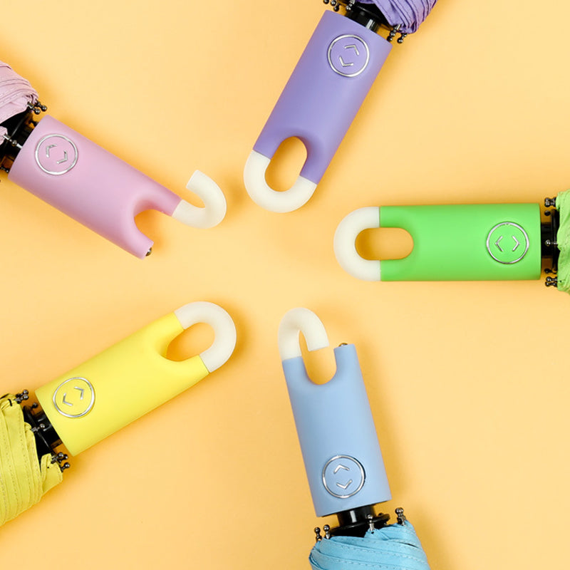 Svart kompakt paraply med automatisk öppning och smart krok i profil