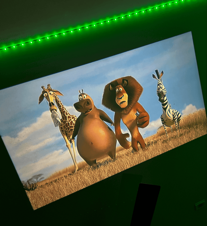 Underhållning med bärbar projektor för filmkväll och spel
