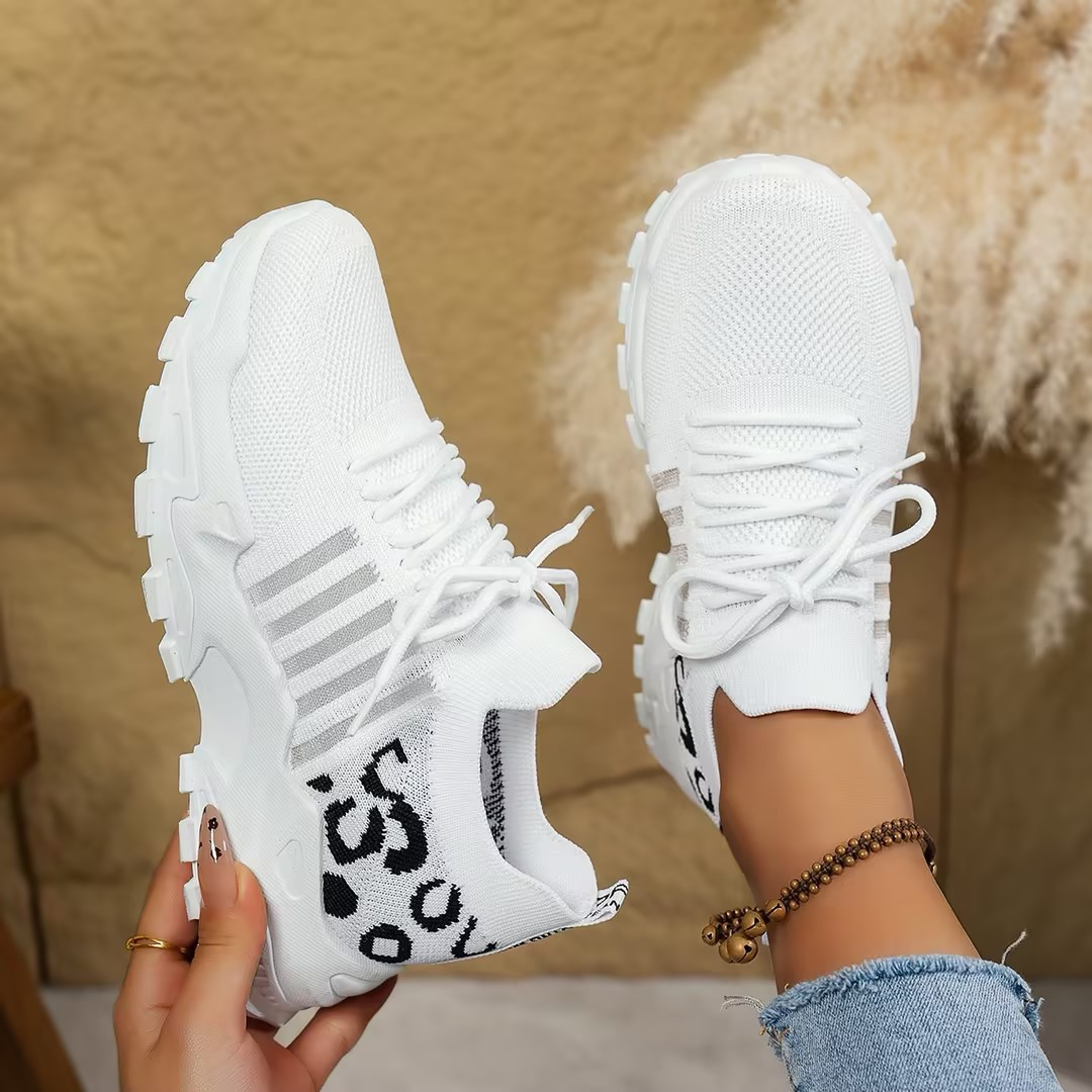 Baksida av chunky sneakers för dam med mönstrad sula för bra grepp