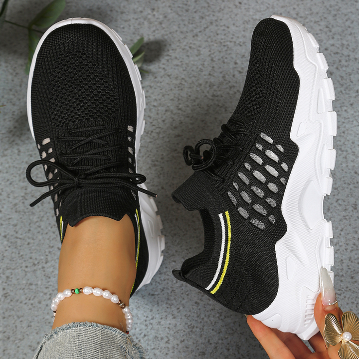 Svart dam sneaker med chunky sula uppifrån